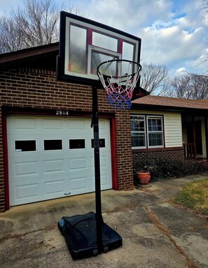 Exterior - Spacious 4BR Home with Game Room (Greensboro)