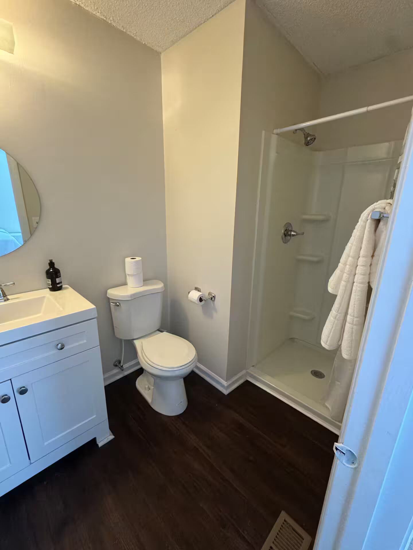 Regadera, secadora de cabello, bidet, toallas 