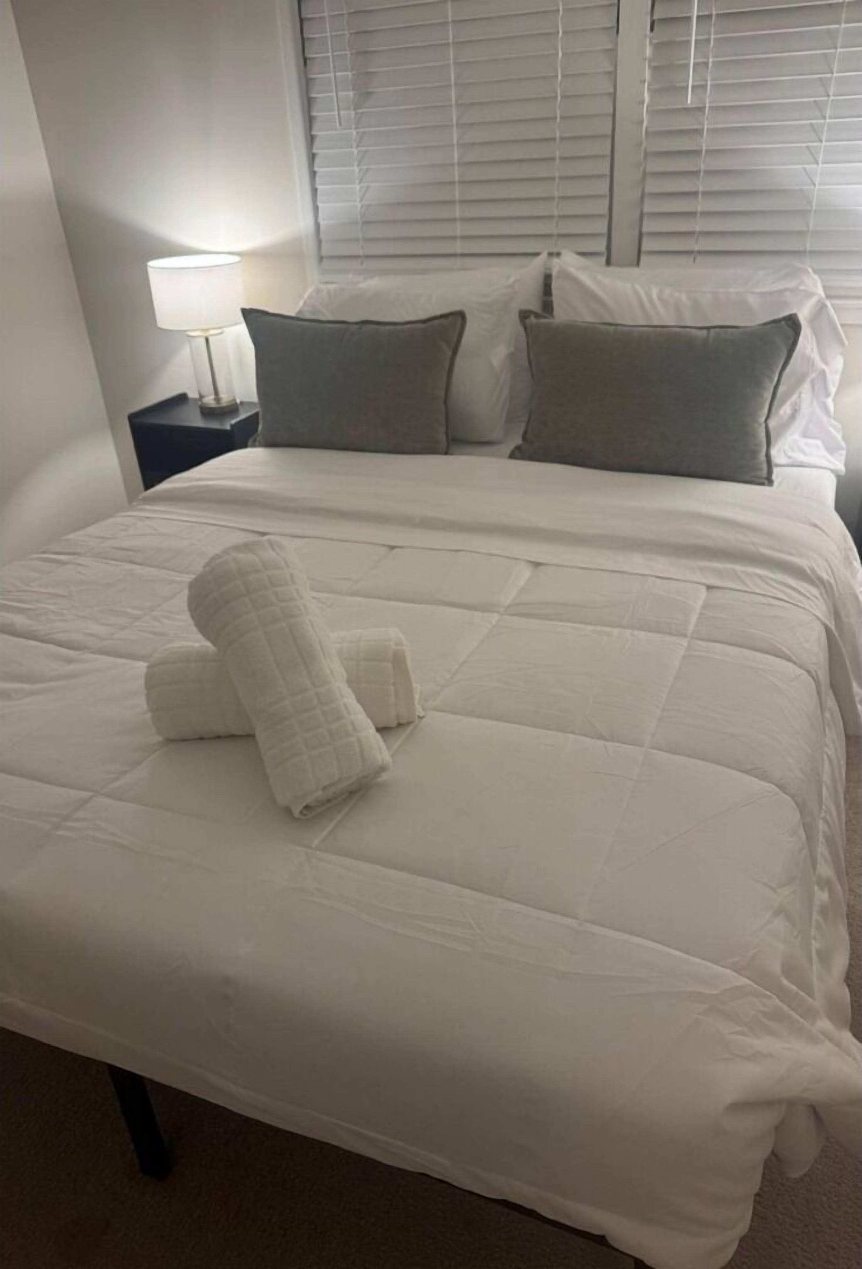 4 bedrooms, desk, WiFi, bed sheets