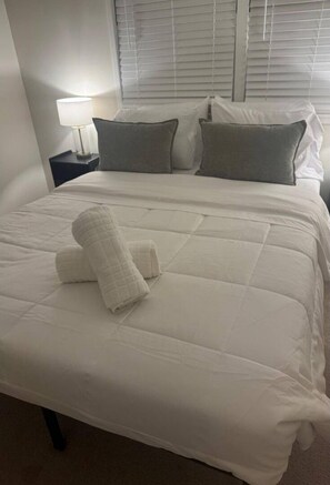 4 bedrooms, desk, WiFi, bed sheets - Spacious 4BR Home with Game Room (Greensboro)