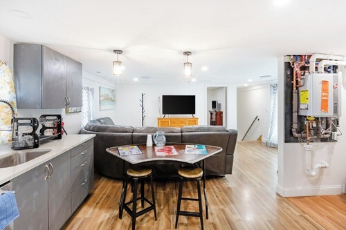 Fresh 2BR Duplex Pets Welcome