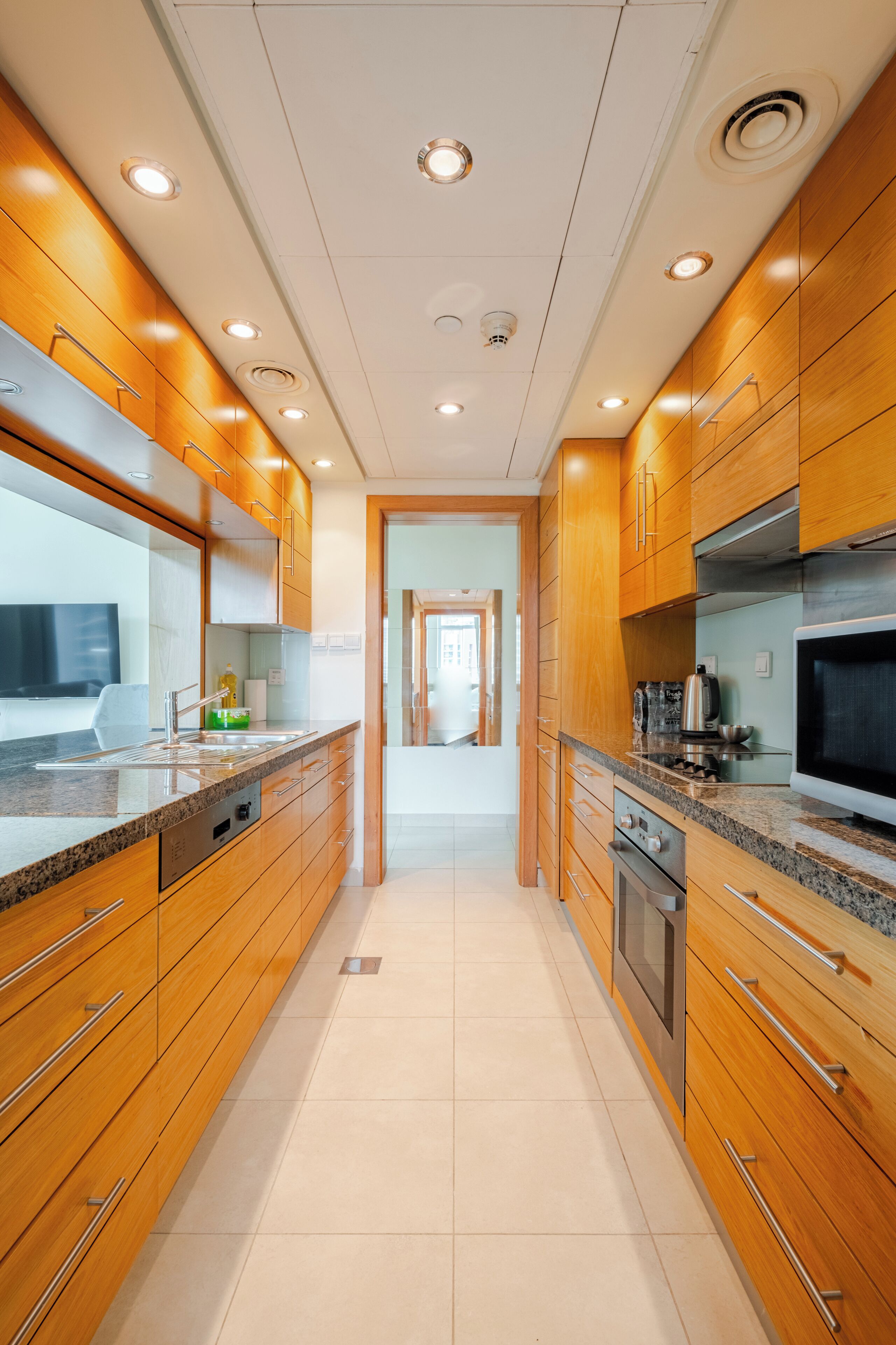 Mikrobølgeovn, ovn, kokeplater og oppvaskmaskin