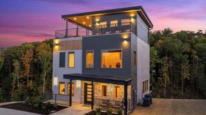 Exterior - 3BR Smokies Fairway | Hot Tub, Arcade & Rooftop (Pigeon Forge)