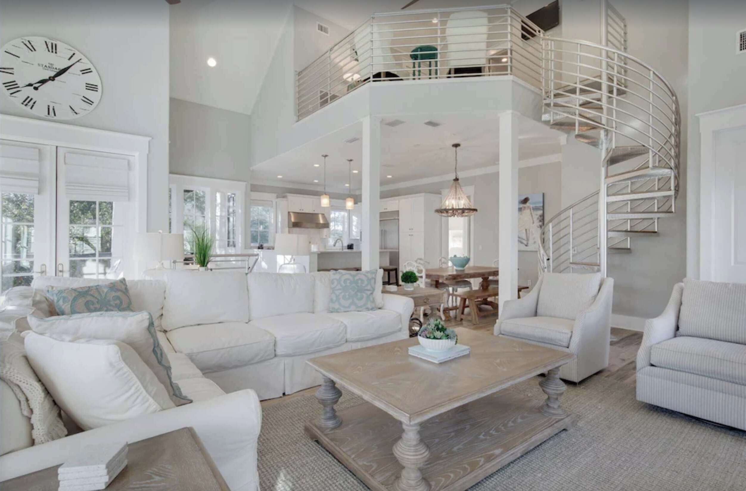 Télévision, lecteur de DVD, chaîne hi-fi, espaces bureaux