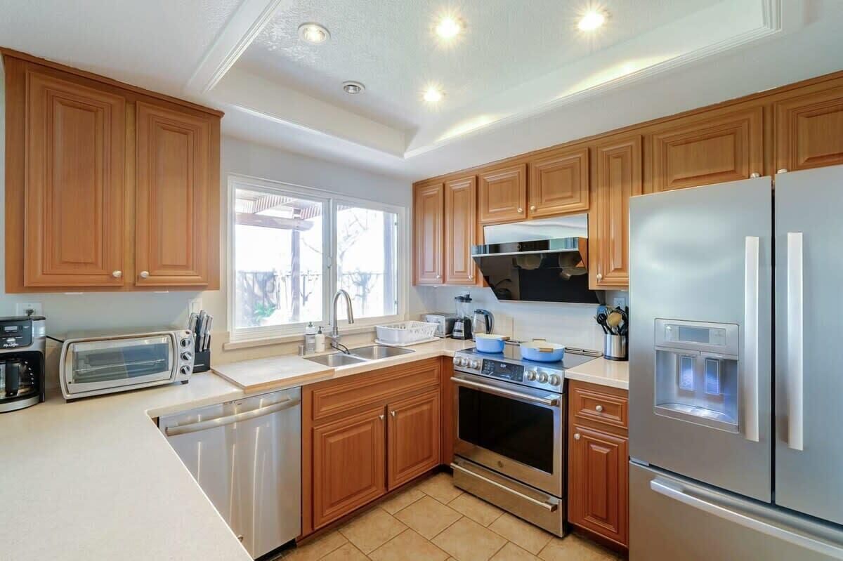 Refrigerador, microondas, horno y parrilla de estufa 