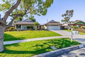 A residential area with two houses, a well-maintained lawn, and a mailbox. - @ Marbella Lane - Cozy Modern Home w/ Relaxing Design & Pool (Fullerton)