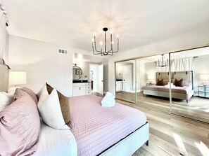 5 bedrooms, desk, iron/ironing board, WiFi - @ Marbella Lane - Cozy Modern Home w/ Relaxing Design & Pool (Fullerton)