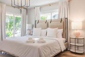 5 bedrooms, desk, iron/ironing board, WiFi - @ Marbella Lane - Cozy Modern Home w/ Relaxing Design & Pool (Fullerton)
