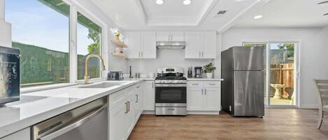 Réfrigérateur, micro-ondes, four, plaque de cuisson