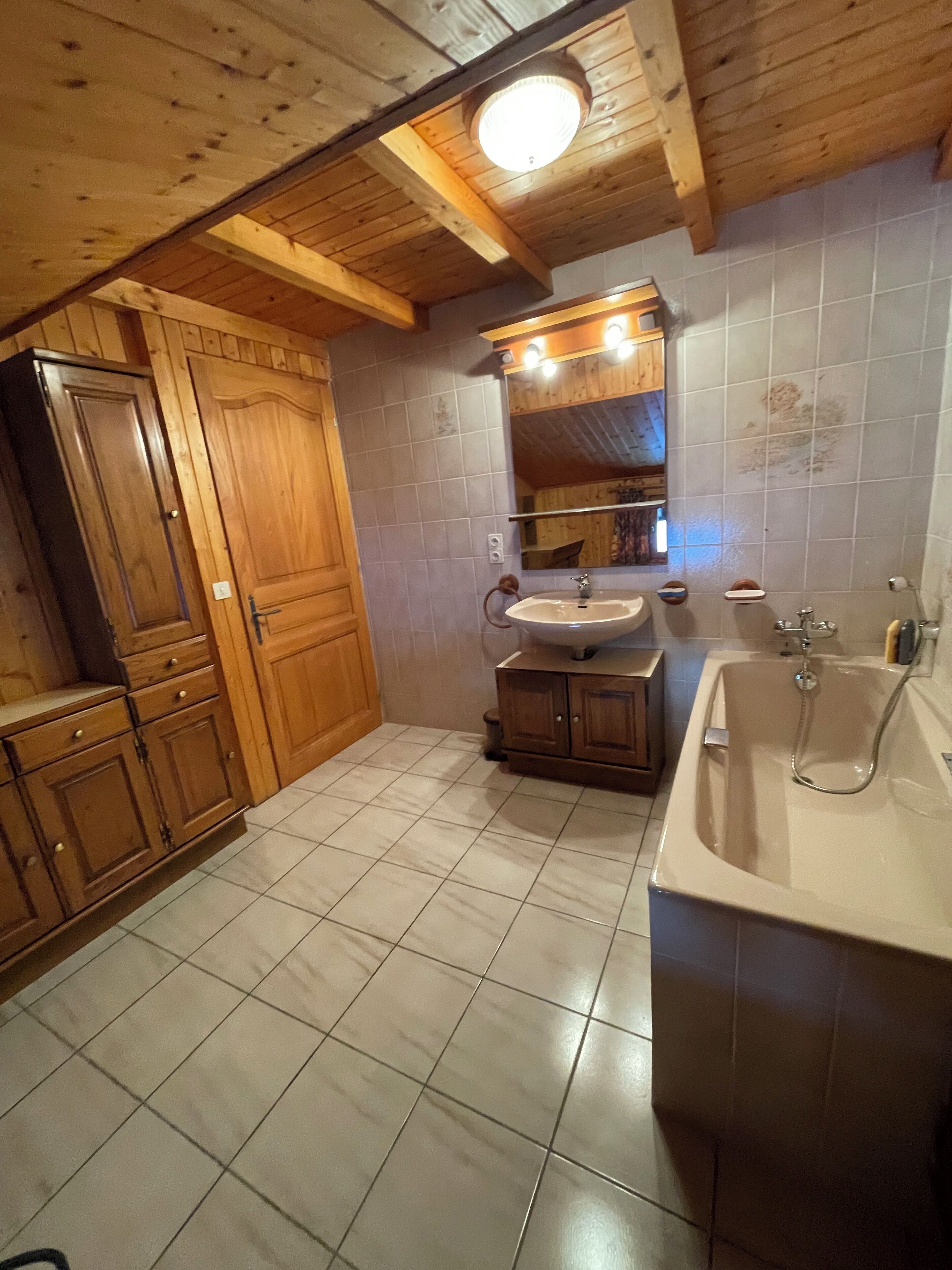 Een haardroger, handdoeken, toiletpapier