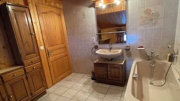 Een haardroger, handdoeken, toiletpapier