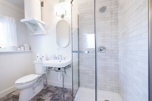 Een douche, een haardroger, handdoeken