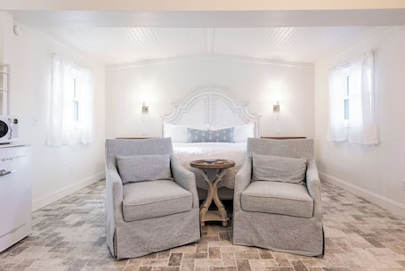 1 Schlafzimmer, Zimmersafe, kostenloses WLAN, Bettwäsche. Lakeside Cottage Getaway on 50 Acres of Gardens