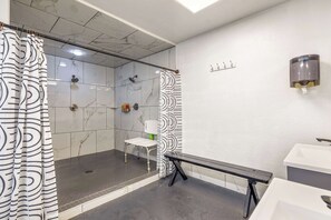 Shower, hair dryer - Juniper-Grand Canyon by Roundhouse Resort and Spa (Pinetop Country Club)