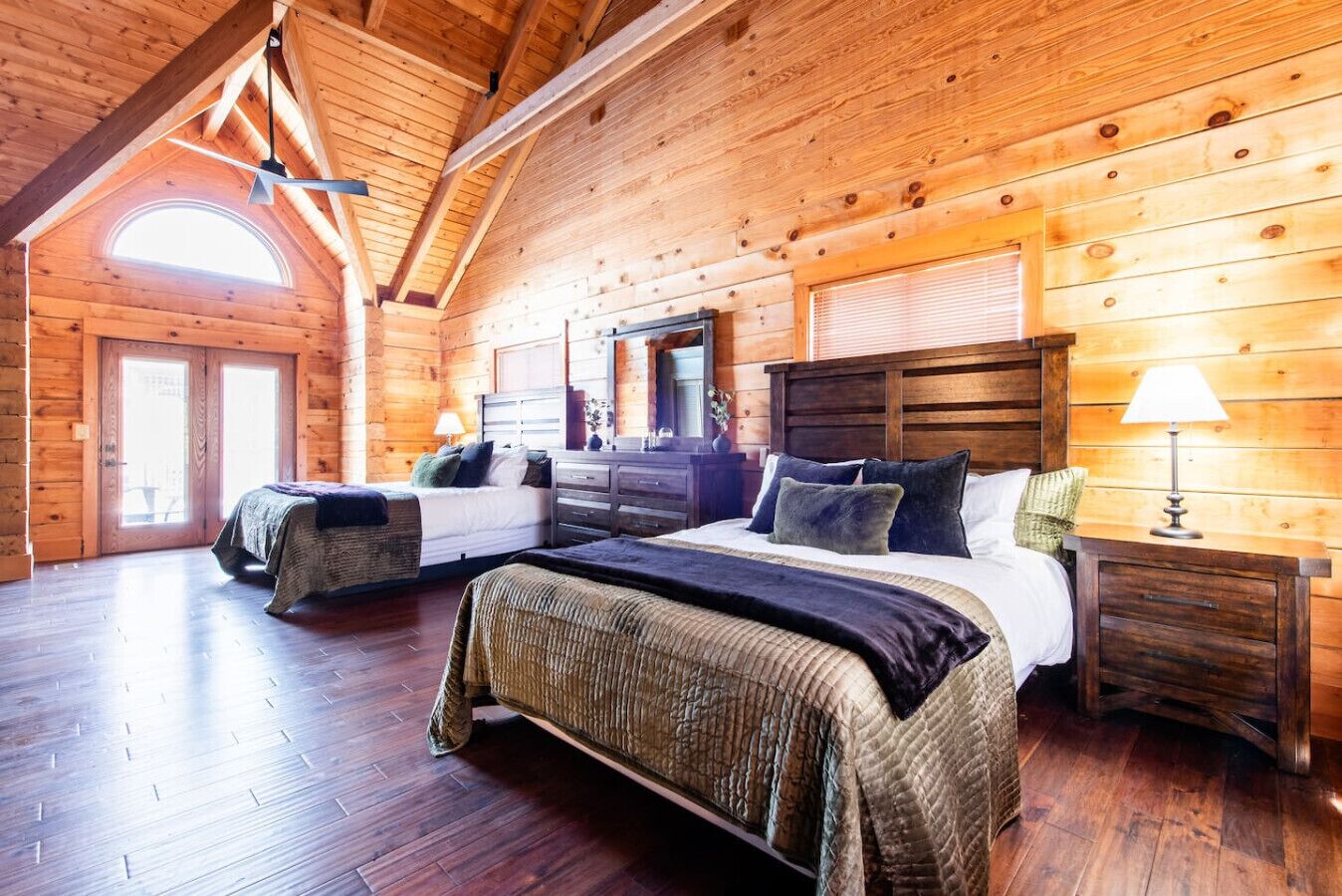 4 chambres, coffres-forts dans les chambres, bureau