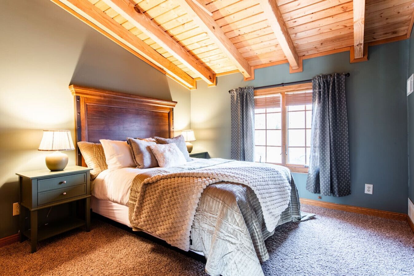 4 多间卧室、客房内保险箱、办公桌、熨斗/熨衣板