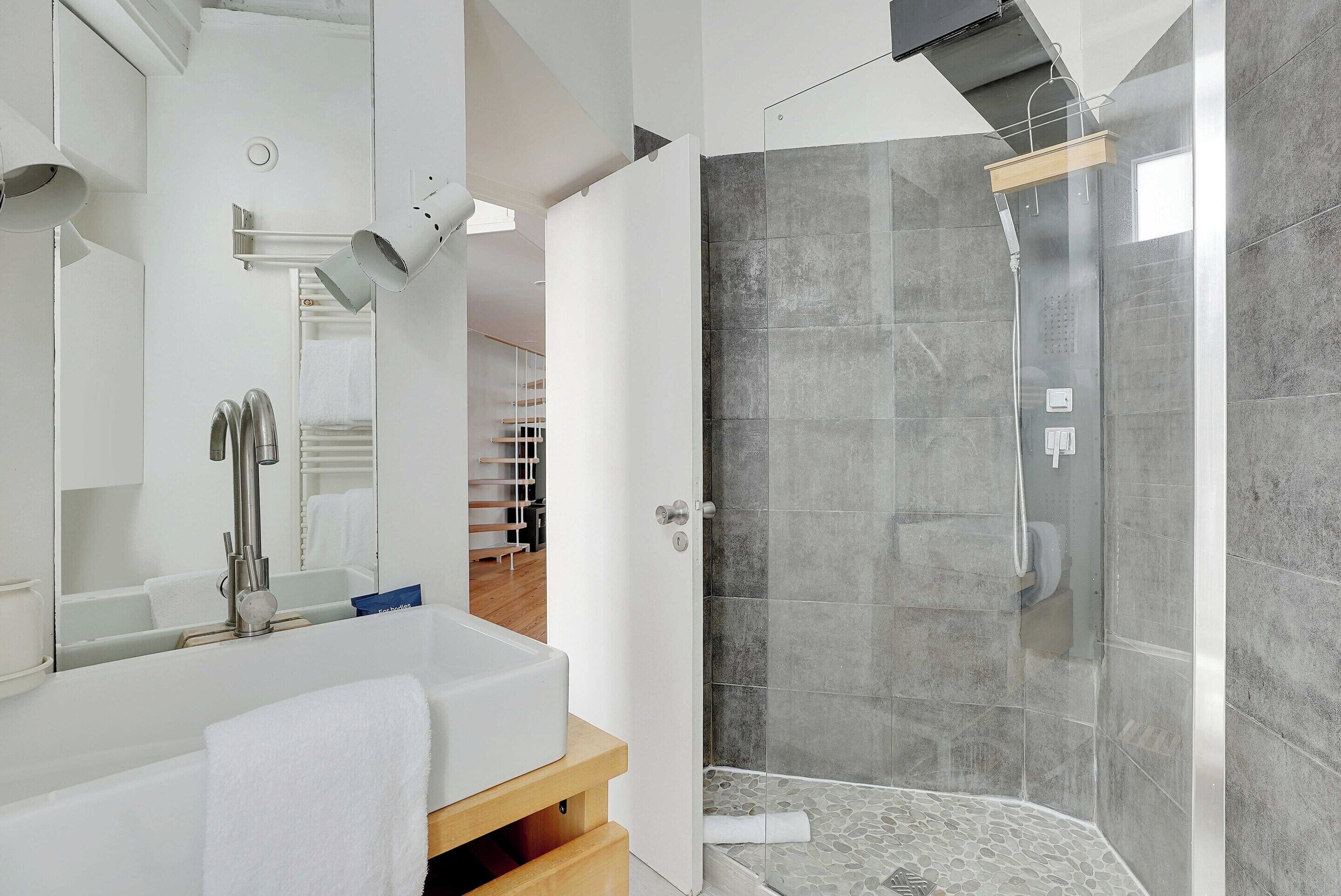 Appartement | Salle de bain | Sèche-cheveux, serviettes fournies, shampoing