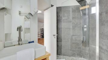 Appartement | Salle de bain | Sèche-cheveux, serviettes fournies, shampoing