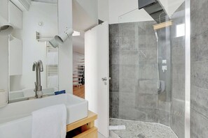 Secador de pelo, toallas, shampoo