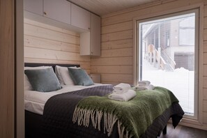 Een strijkplank/strijkijzer, wifi, beddengoed