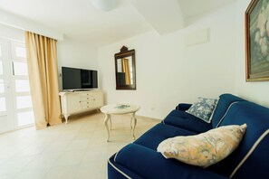 Living area - Yellow 1-bedroom apartment with AC in vibrant Budva (Budva)
