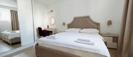 Tabla de planchar con plancha, wifi, ropa de cama