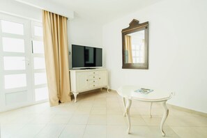 Interior - Yellow 1-bedroom apartment with AC in vibrant Budva (Budva)
