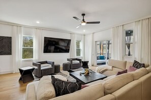 TV, fireplace - SteelyNash - Pittsburgh Grit meets Nashville Twang (Nashville)