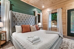 Iron/ironing board, free WiFi, bed sheets - Fireworks, Views, mins from Dollywood, Theatre room, Hot tub and so much more! (Sevierville)