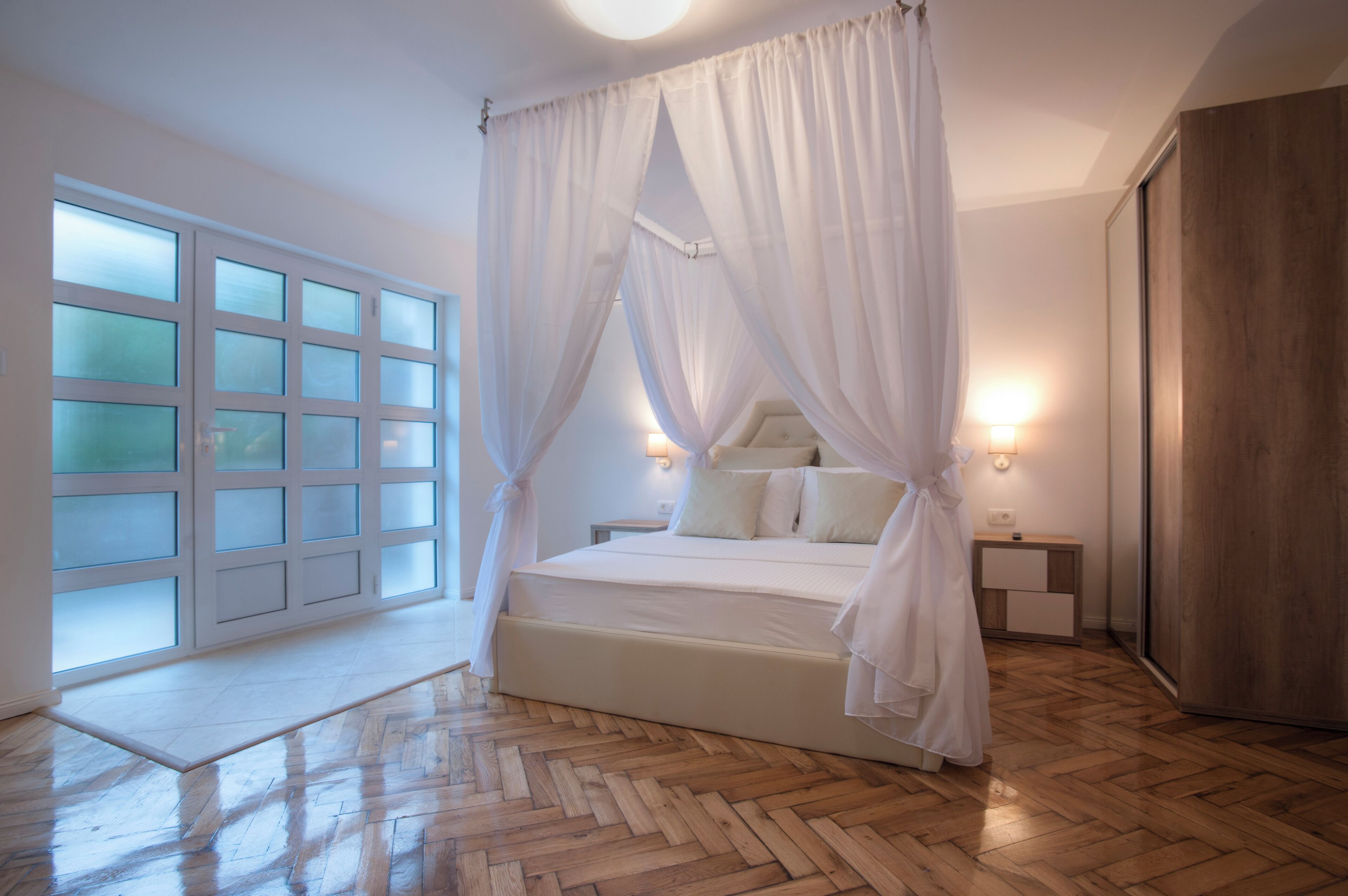 Tabla de planchar con plancha, wifi, ropa de cama