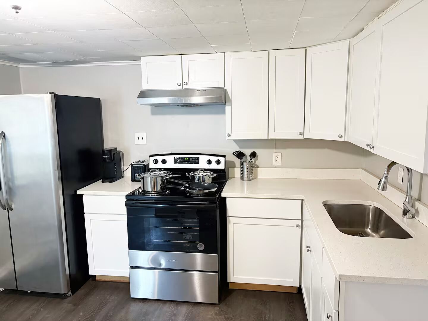 Een koelkast, een oven, een kookplaat, een vaatwasser