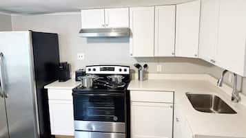 Coffee/tea maker, fridge, oven, stovetop