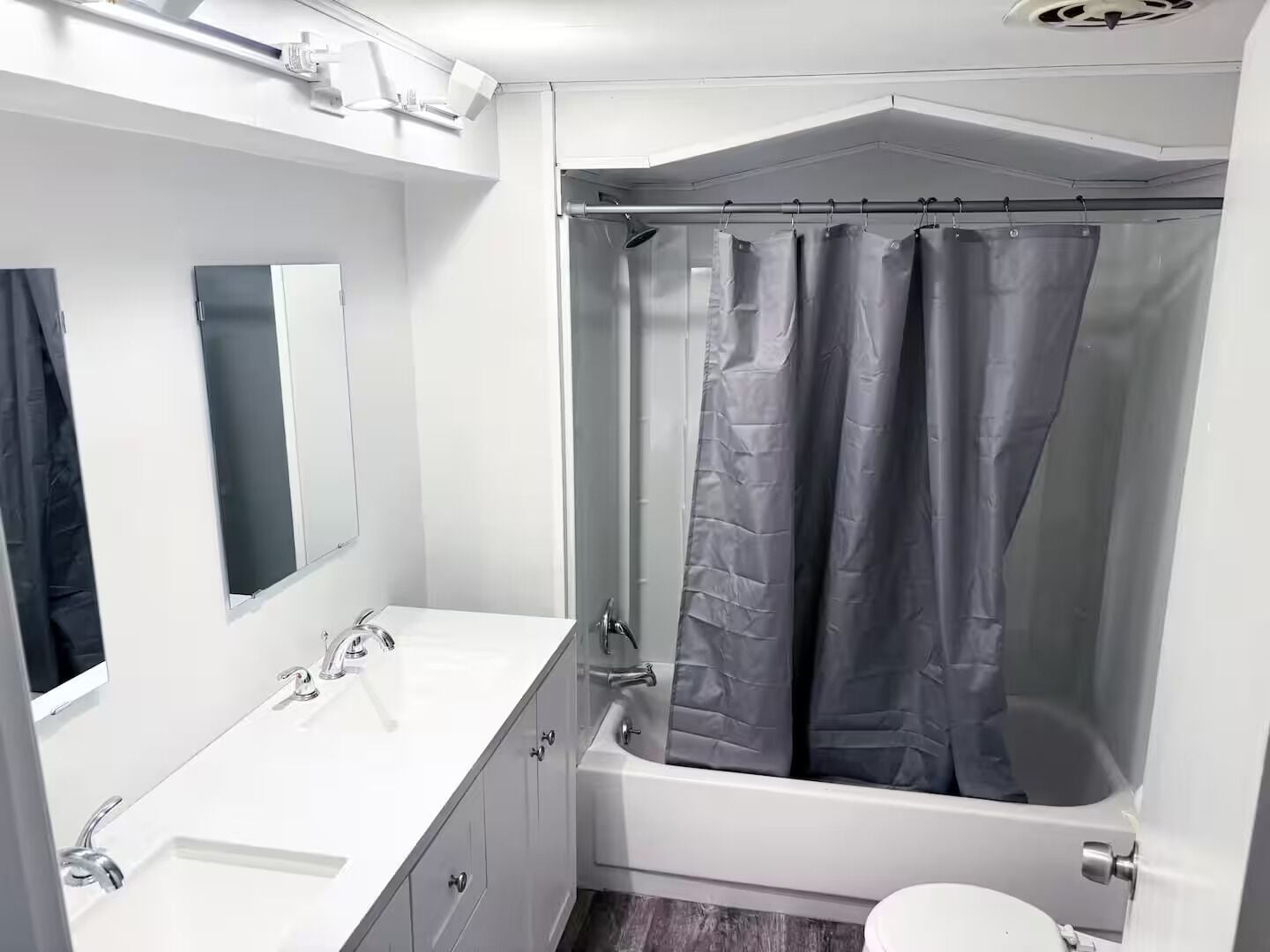 Sèche-cheveux, serviettes fournies, papier toilette