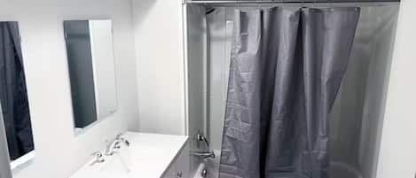 Sèche-cheveux, serviettes fournies, papier toilette