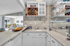 Coffee/tea maker, fridge, microwave, oven - Seashells & Sunshine – Pool, Games, AMI Beaches (Sarasota)