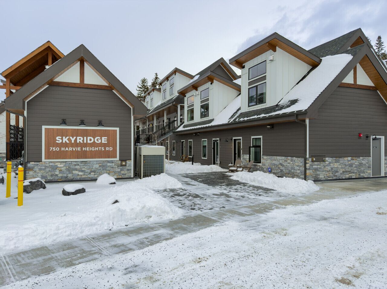 Un hôtel à plusieurs étages, sur lequel on peut lire l’inscription suivante : « SKYRIDGE, 750, chemin Harvie Heights ».