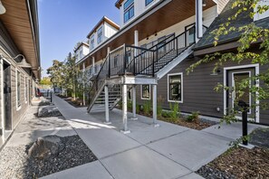 Exterior - 3-Bed Townhome |Mtn Views | Hot Tub | Fireplace (Harvie Heights)