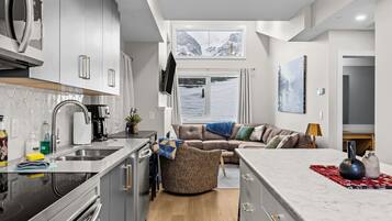 Frigorífico, microondas, horno y placa de cocina