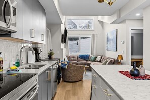 Kühlschrank, Mikrowelle, Ofen, Herdplatte