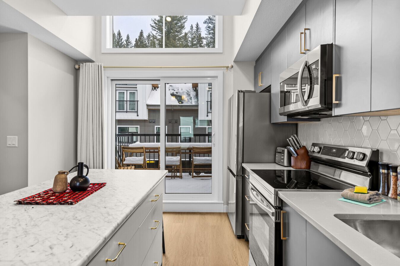 Jääkaappi, mikroaaltouuni, uuni, liesi