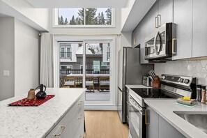 Jääkaappi, mikroaaltouuni, uuni, liesi