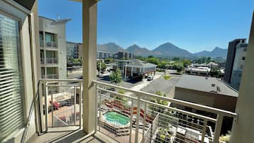 Deluxe Apartment, 1 King Bed with Sofa bed, Mountain View | Property grounds