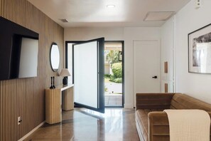 Televisio, takka, työhuone