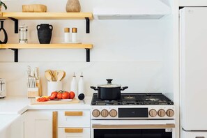 Réfrigérateur, four à micro-ondes, un four, surface de cuisson