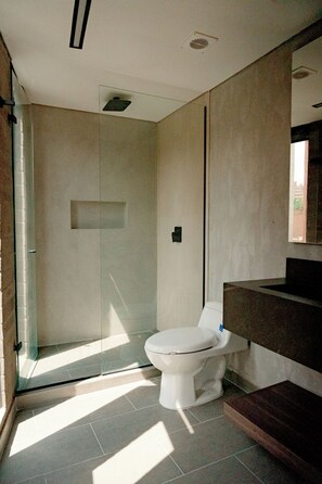 Superior Room, City View | Bathroom | Towels, soap, shampoo, toilet paper - Uukam by Bernalo Hotels  (Medellín)