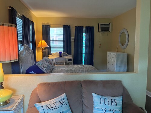 Serene 1-bedroom apartment with a great view of the water!