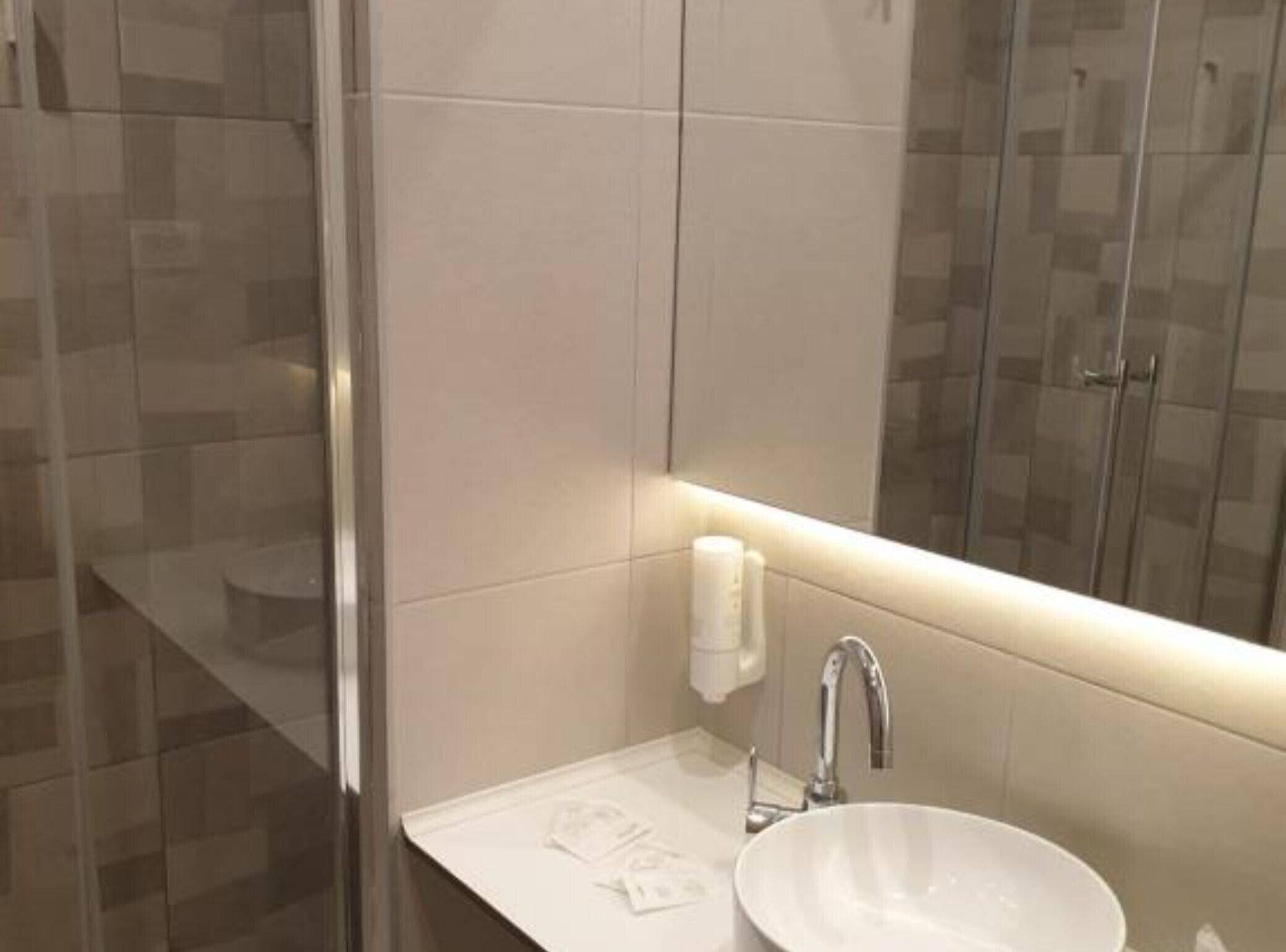 Douche, sèche-cheveux, serviettes fournies