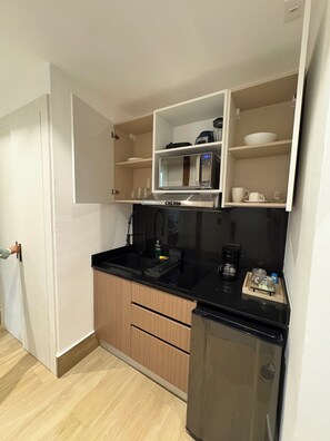 Jääkaappi, kahvin-/teenkeitin, leivänpaahdin, tehosekoitin