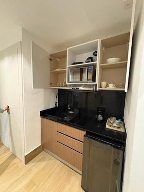 Køleskab, kaffe-/temaskine, brødrister, blender