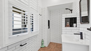 Shower - Studio on Morgo - A cozy coastal escape with ocean and river views (Urunga)